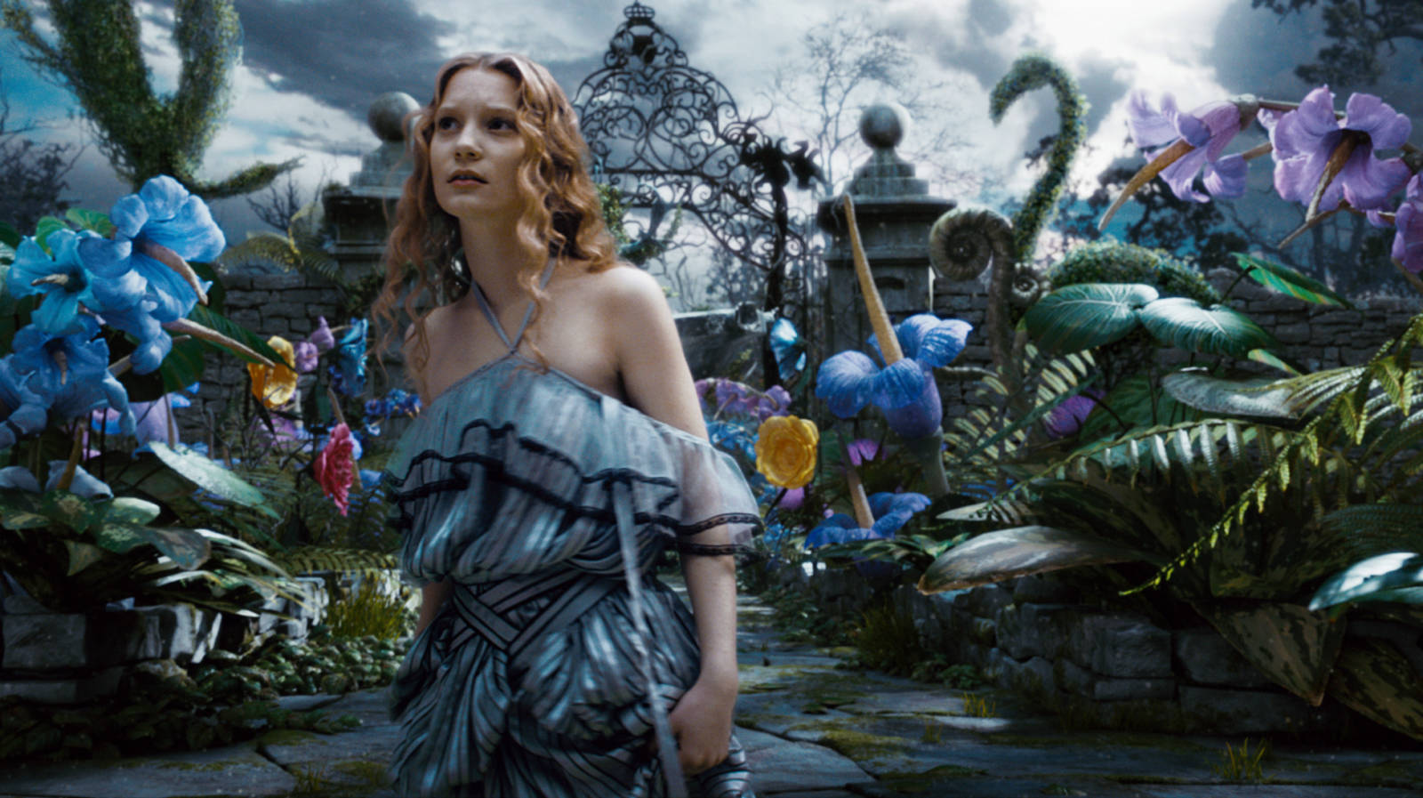 Mia Wasikowska in una scena del film Alice in wonderland