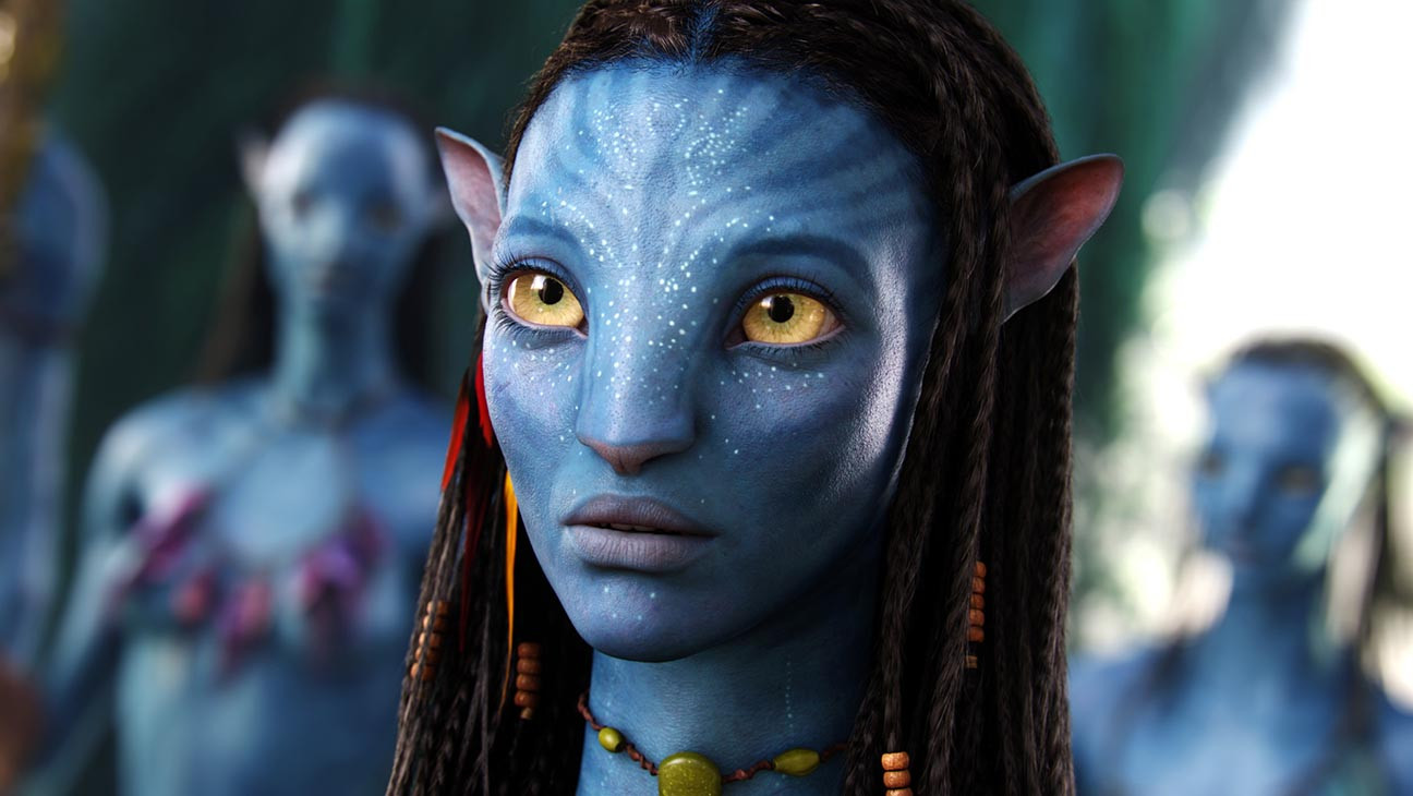 Zoe Saldana in una scena del film Avatar che impersona uno dei N'avi